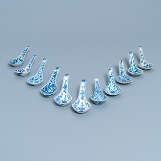 Onze cuillères en porcelaine de Chine en bleu et blanc, 19/20ème