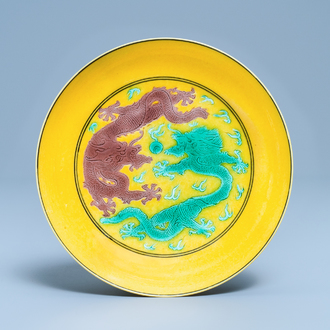 Une coupe en porcelaine de Chine à décor de dragons sur fond jaune, marque et époque de Guangxu