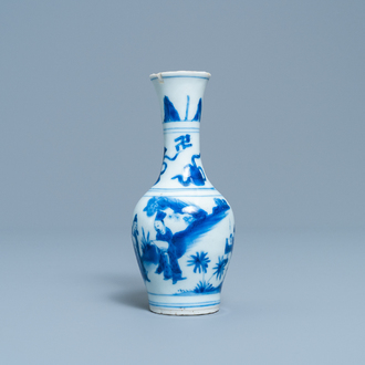 Een Chinese blauw-witte flesvormige vaas met figuren in een landschap, Transitie periode