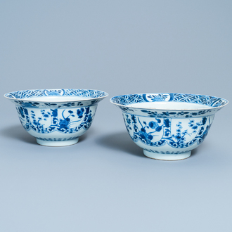 Une paire de bols en porcelaine de Chine en bleu et blanc, Kangxi