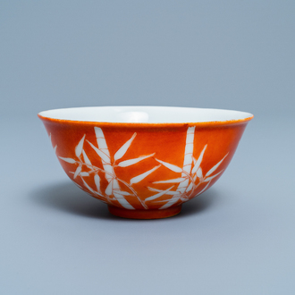 Un bol en porcelaine de Chine à décor de bambou sur fond corail, marque et époque de Xuantong