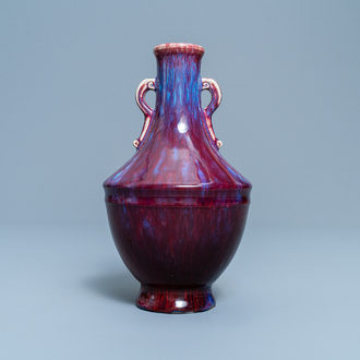 Een Chinese monochrome vaas met flambé glazuur, Qianlong merk, 18/19e eeuw