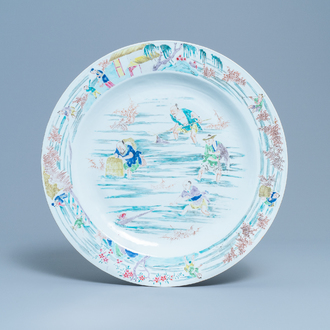 Un grand plat en porcelaine de Chine famille rose à décor de pêcheurs, Yongzheng/Qianlong