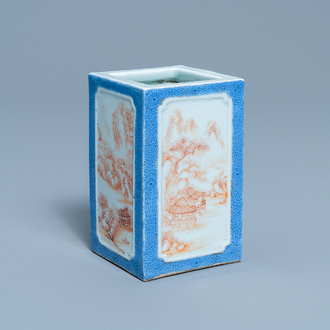 Un pot à pinceaux de forme carrée en porcelaine de Chine, marque de Qianlong, République