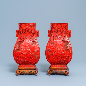 Une paire de vases en laque rouge à décor de la 'Révolution Culturelle', 20ème