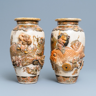 Deux vases en porcelaine Satsuma de Japon à décor en relief, Meiji, 19ème