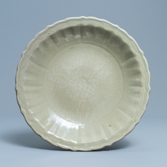 Een Chinese Longquan celadon schotel, Ming