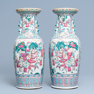 Une paire de vases en porcelaine de Chine famille rose, 19ème