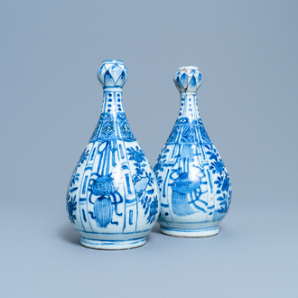 Een paar Chinese blauw-witte flesvormige vazen met knoflookhals, Wanli