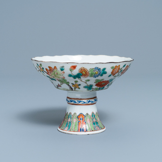 Un bol sur piedouche en porcelaine de Chine famille rose, 19ème