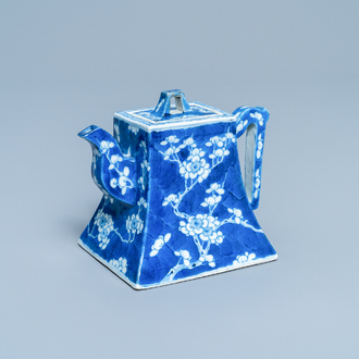 Une théière en porcelaine de Chine en bleu et blanc d'après un modèle en grès de Yixing, 19ème