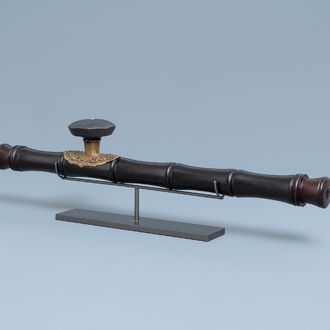 Une pipe à opium en tie li mu, métal paktong et grès de Yixing, Chine, 19ème