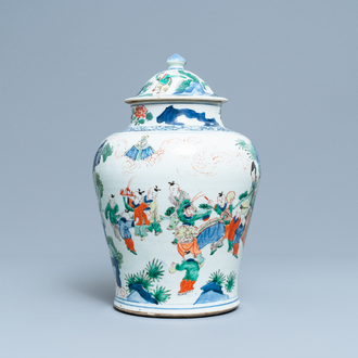 Un vase couvert en porcelaine de Chine wucai, époque Transition