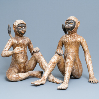 Une paire de figures de singes en bois sculpté et polychromé, l'Asie du Sud-Est, 19ème