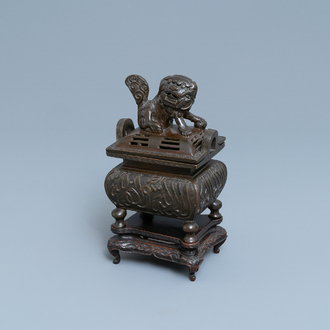 Un brûle-parfum couvert en bronze à inscription en Farsi pour le marché islamique, marque de Xuande, Qing