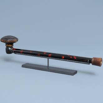 A Chinese woman's opium pipe in faux-tortoise lacquered and painted wood, 19th C.