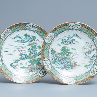 Une paire de plats en porcelaine de Chine famille verte de Canton, 19ème
