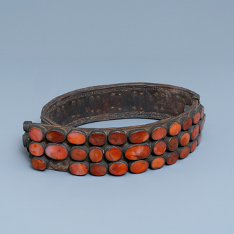 Une ceinture de marriage en cuir incrusté de cabochons en cornaline et de plaques en laiton, les Balkans, 18/19ème