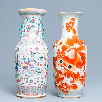 A Chinese famille rose 'antiquities' vase and an iron red Buddhist lion vase, 19/20th C.