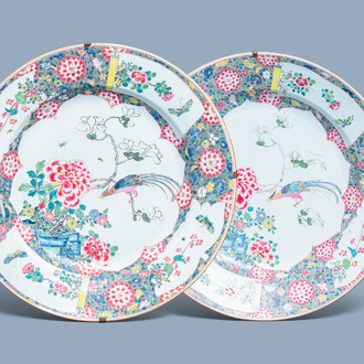 Une paire de très grands plats en porcelaine de Chine famille rose, Yongzheng