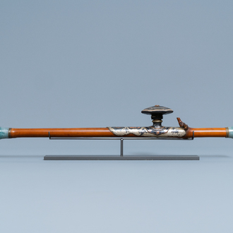 Une pipe à opium en bambou, jadéïte, métal paktong et grès de Yixing, Chine, 19ème