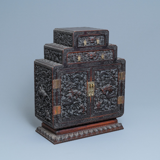 Een kleine Chinese gesculpteerd houten opbergkast met reliëfdecor van draken, Republiek