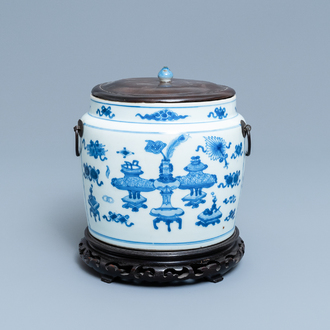 Un bol en porcelaine de Chine en bleu et blanc à décor d'antiquités, Kangxi