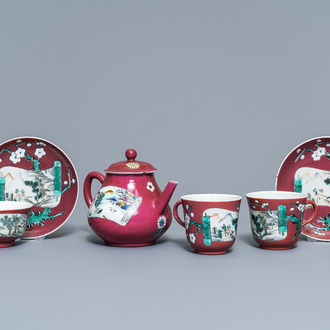 Een Chinese famille rose 'ruby ground' theepot, drie koppen en twee schotels, Yongzheng