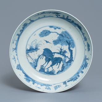Un plat en porcelaine de Chine en bleu et blanc à décor de deux cerfs, Jiajing