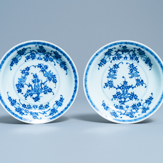 Een paar Chinese blauw-witte bordjes met floraal decor, Kangxi/Yongzheng