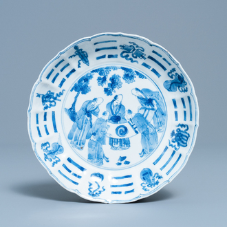 Une assiette en porcelaine de Chine en bleu et blanc, marque de Chenghua, Kangxi