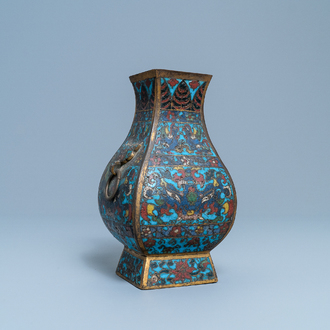 Un vase de forme 'fanghu' en émaux cloisonnés, Chine, Wanli