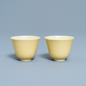 Une paire de tasses à vin en porcelaine de Chine jaune monochrome, marque et époque de Kangxi