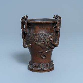 Een Chinese bronzen vaas met draken als handgrepen, Ming