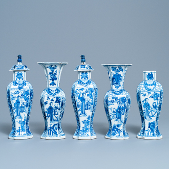 Een Chinees blauw-wit vijfdelig kaststel met dames en jongens, Kangxi