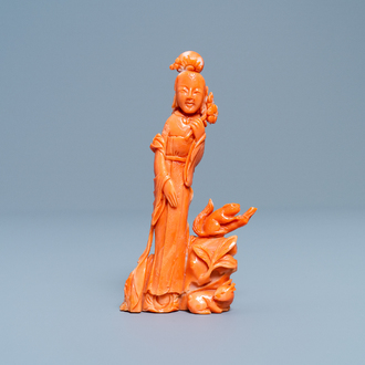 Un groupe en corail rouge figurant une femme, un lapin et un enfant, Chine, 19/20ème