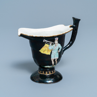 Une aiguière casque en porcelaine de Chine à décor de trompettes sur fond noir d'après Pronk, Qianlong