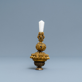 Une prise de chapeau de Mandarin en bronze doré, agate et cristal, 18ème