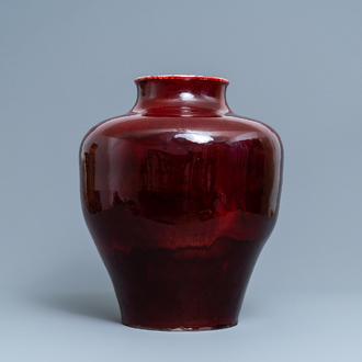 Un grand vase en porcelaine de Chine sang de boeuf monochrome, 19/20ème