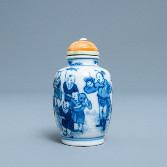 Une tabatière en porcelaine de Chine en bleu et blanc, marque de Chenghua, Yongzheng