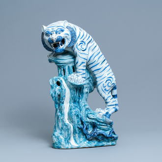 Un grand modèle d'un tigre en porcelaine de Chine polychrome, 20ème