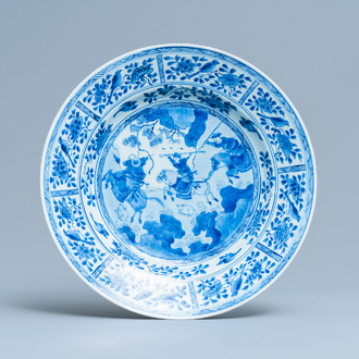 Een Chinese blauw-witte schotel met een jachtscène, Kangxi