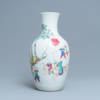 Un vase en porcelaine de Chine famille rose à décor de guerriers, 19ème