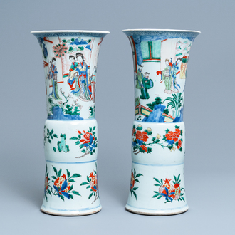 Une paire de grands vases de forme 'gu' en porcelaine de Chine wucai, époque Transition