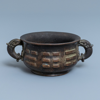 Un brûle-parfum en bronze à décor de trigrammes, Ming