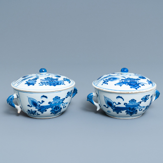 Een paar Chinese blauw-witte dekselkommen met antiquiteiten, Kangxi