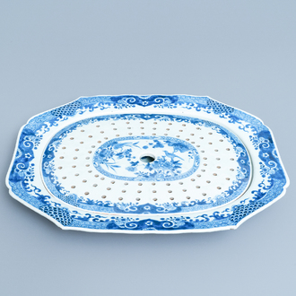 Un égouttoir à poissons sur son support en porcelaine de Chine en bleu et blanc, Qianlong