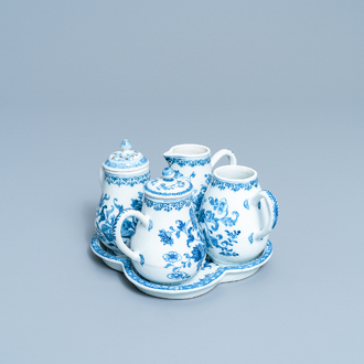 Trois verseuses et un saupoudroir sur présentoir en porcelaine de Chine en bleu et blanc, Qianlong