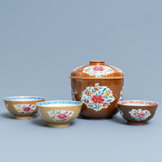 Quatre bols en porcelaine de Chine famille rose à fond brun capucin, Qianlong