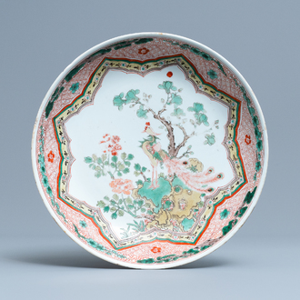 Un plat en porcelaine de Chine famille verte à décor d'un phénix, Kangxi